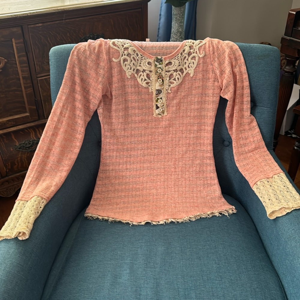 Long sleeve tee shirt only wore once beautiful .
